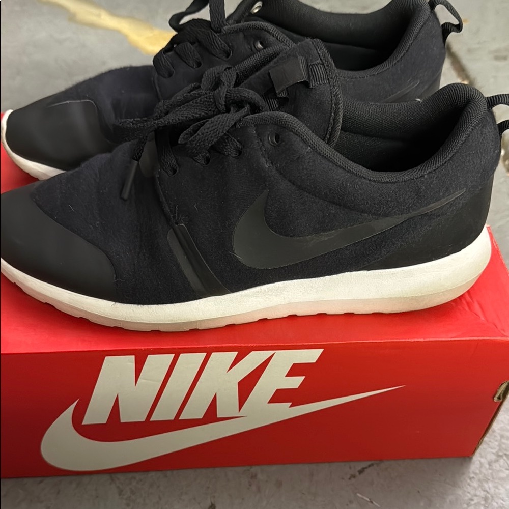 Nike Black Roshe NM - Picture 3 of 7